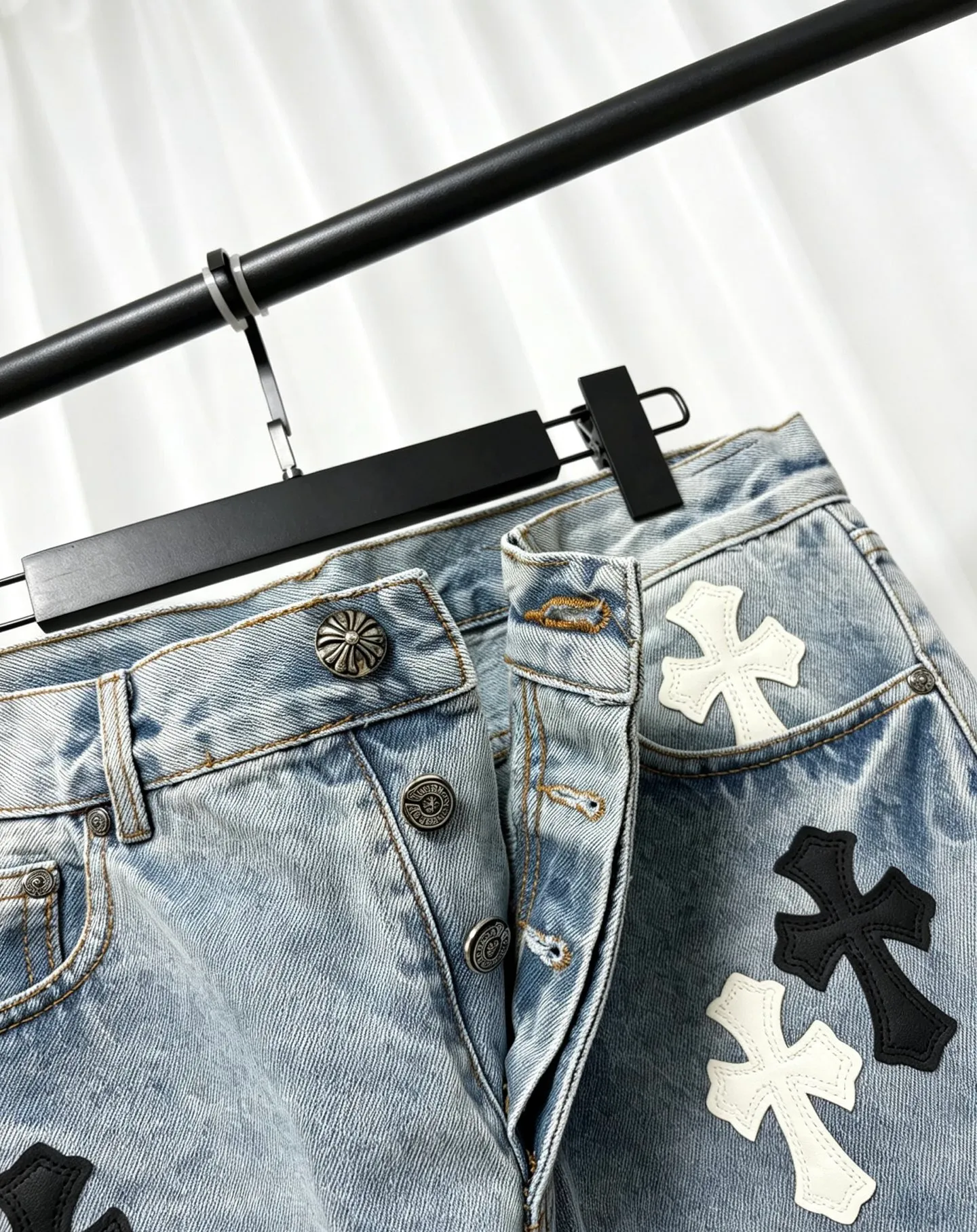 Chrome Hearts 、 、Retro ， ；Levi’s Classic ， Retro ， 。 ， Light Blue ， ， Retro ， ， ， 。 Black White ， ， ， ， ， ， ，Black White ， 。 Retro ， ； ， ； Levi’s Classic V ， 。